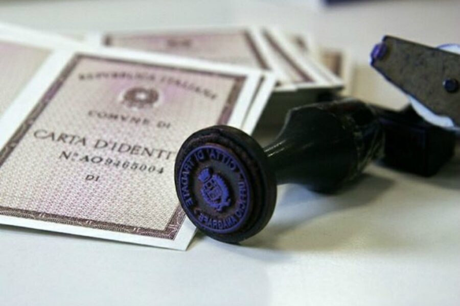 Due giorni per rinnovare la carta d’identità, serve una svolta