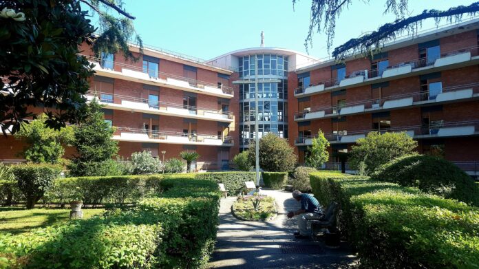 Focolaio in una casa di riposo a Napoli: 48 positivi su 225 tamponi