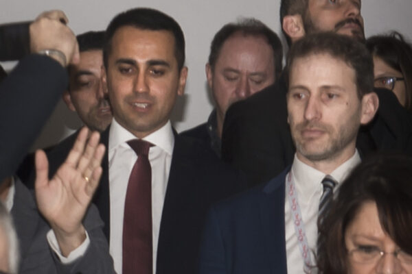 Volano stracci tra i grillini: chi vince sui social tra Casaleggio e la base vicina a Di Maio?