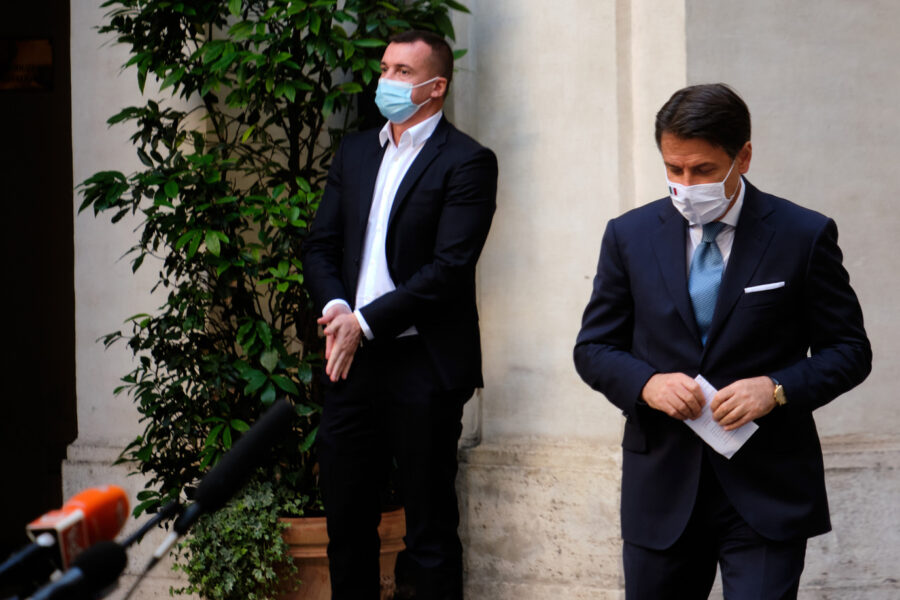 Rocco Casalino positivo al Coronavirus e in isolamento fiduciario col compagno Juan Carlos