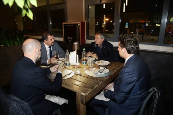 27/10/2020 Mestre, Coronavirus : Cena di gala alle 5 del mattino. La provocazione dellOsteria Plip di Mestre contro il dpcm. Luigi Brugnaro – . – fotografo: Errebi – Mirco Toniolo