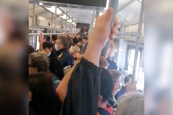 Sardine sui mezzi pubblici, rischio contagio a Napoli. De Gregorio: “Così anche a Milano e Venezia”