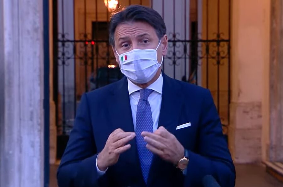 Conte esclude il lockdown ma avverte: “Mascherina obbligatoria anche a casa se si riceve amici”