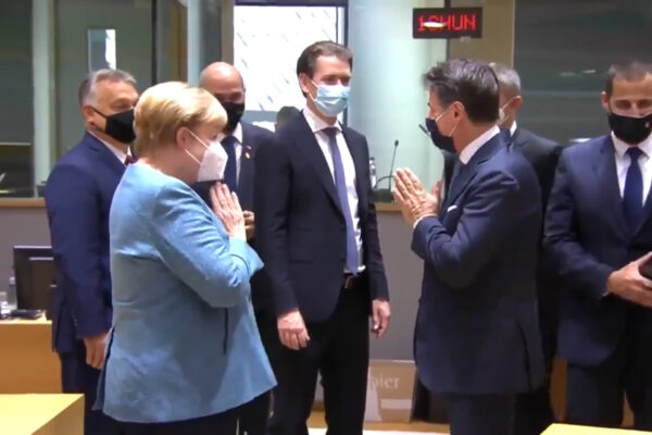La “love story” di Conte e la Merkel al Consiglio Europeo di Bruxelles La “love story” di Conte e la Merkel al Consiglio Europeo di Bruxelles