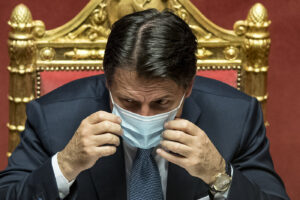 Conte e gli italiani, la luna di miele è finita: per il premier brusco calo dei consensi