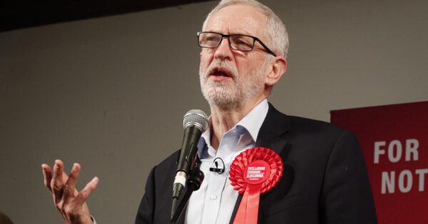 Jeremy Corbyn cacciato dal labour perché antisemita