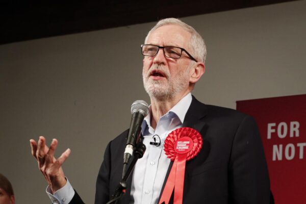 Jeremy Corbyn cacciato dal labour perché antisemita