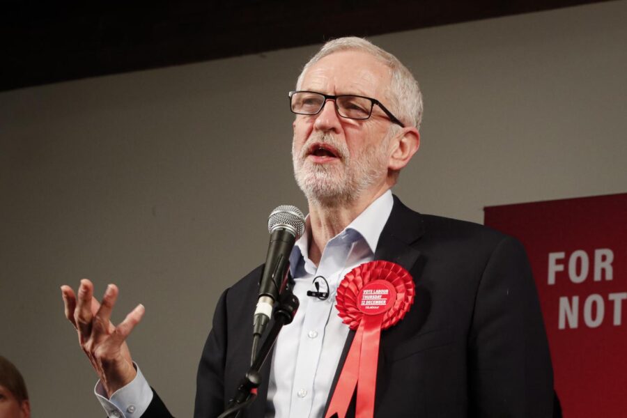 Jeremy Corbyn cacciato dal labour perché antisemita