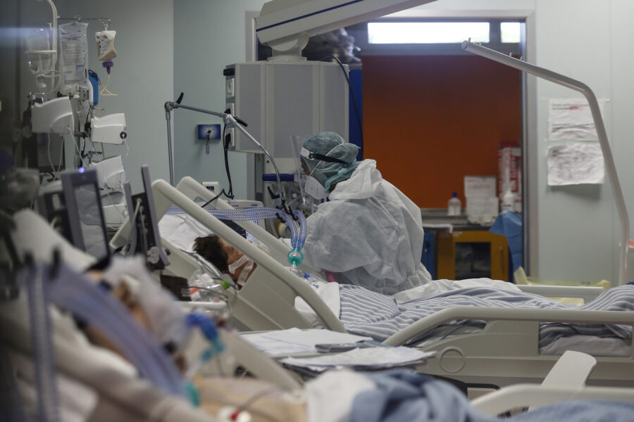 Video dagli ospedali dei malati di Covid, i giornali sguazzano nell’orgia del dolore