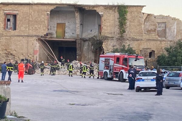 Napoli, crolla una ex conceria occupata da senza tetto: si cercano dispersi