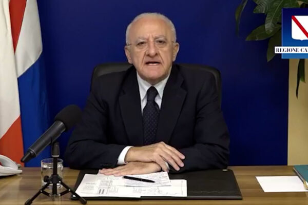 De Luca attacca i sindaci nullità: “Da affidare ai servizi sociali”