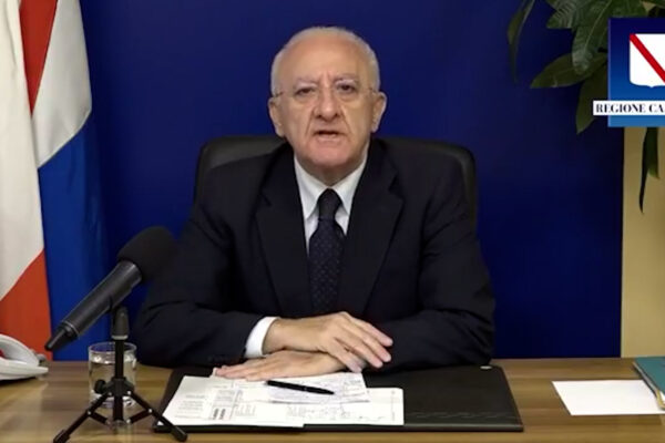 De Luca contro una mamma: “Figlia cresciuta con latte al plutonio”