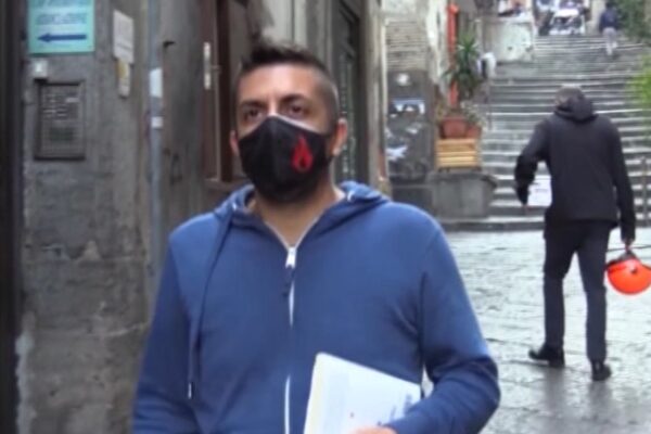 Didattica dal balcone, il maestro Tonino legge Rodari ai suoi alunni