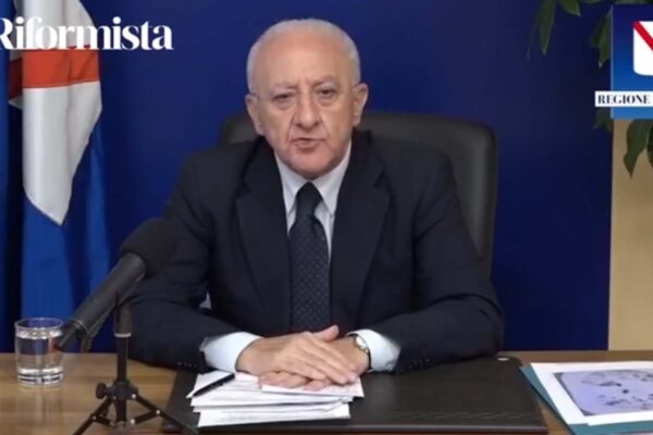 L’ultimatum di De Luca: “Bisogna chiudere tutto, è lockdown”
