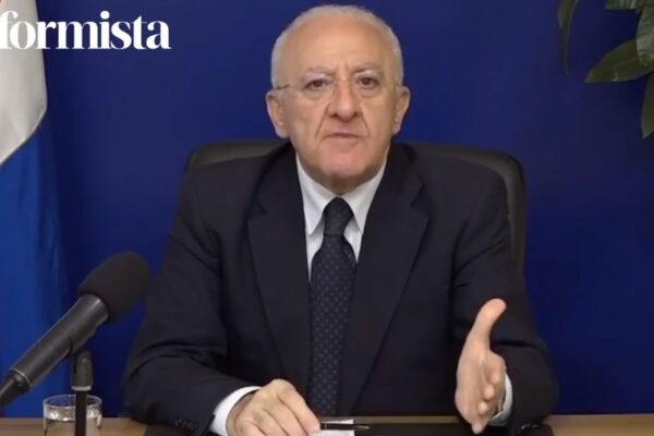 De Luca attacca il Governo: “Solo ritardi, situazione al collasso: lockdown nazionale. Scuola? Ministro pappagallo”