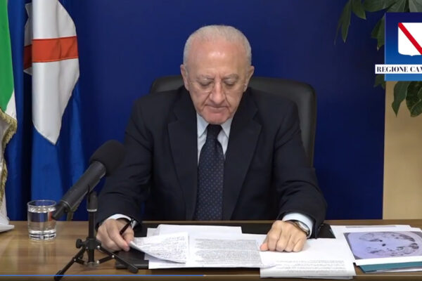 De Luca chiama in causa il governo: “Formato da tangheri e sciacalli, ma c’è anche brava gente”