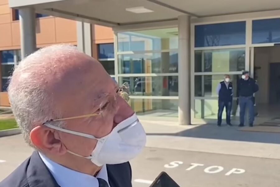 “De Luca asserragliato nel bunker di Salerno”, la fake news che fa irritare il governatore campano