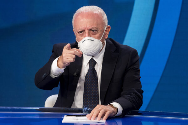 Campania sommersa dal Covid, De Luca attacca Conte: “Mai arrivati medici e infermieri promessi”