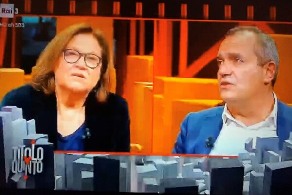 Guerriglia a Napoli, ma il sindaco De Magistris resta in tv a guardare gli scontri