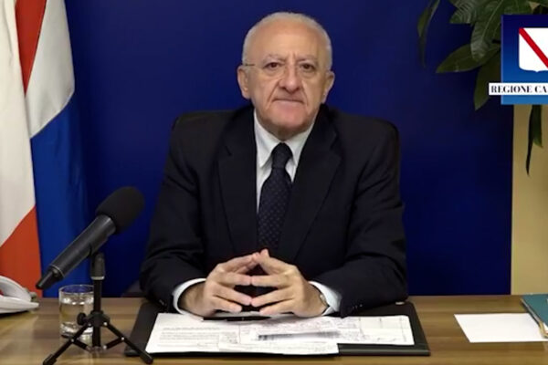 Le contraddizioni di De Luca: prima cita Bergoglio poi ne ha per tutti