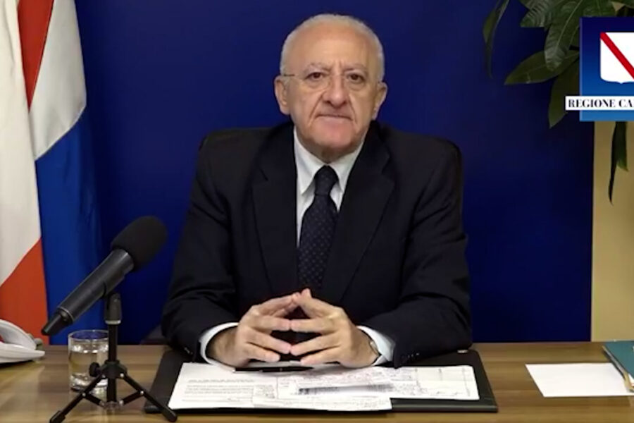 Le contraddizioni di De Luca: prima cita Bergoglio poi ne ha per tutti