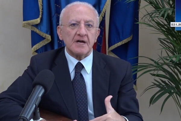 La minaccia di De Luca ai campani: “Se si arriva a mille contagi è lockdown” La minaccia di De Luca ai campani: “Se si arriva a mille contagi è lockdown”