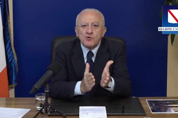 Campania, ordinanza di De Luca: limiti agli spostamenti tra province, Arzano zona rossa. Scuola riparte dopo verifiche
