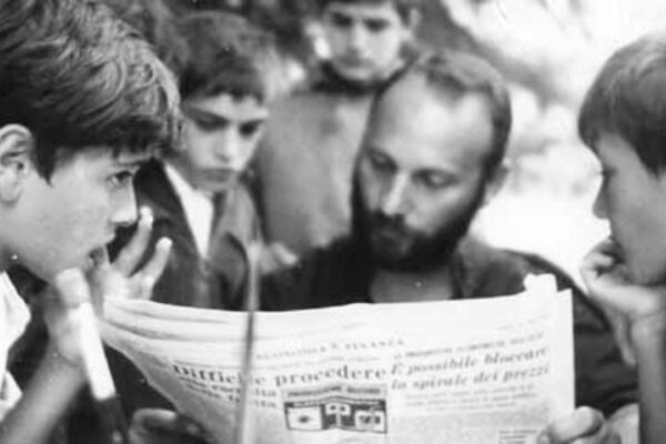 Chi è Don Roberto Sardelli, il prete degli ultimi che amò solo i diseredati