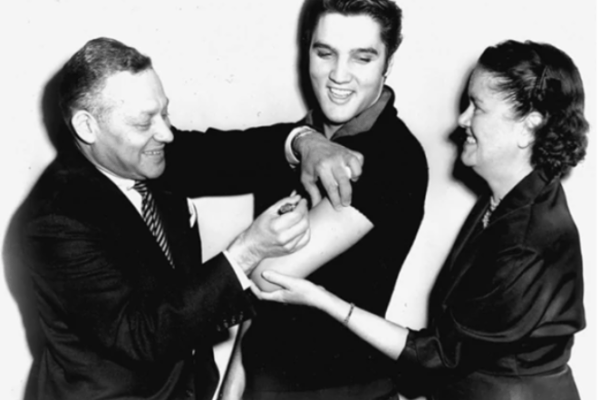 Elvis Presley nel ’56 fu testimonial del vaccino antipolio: oggi Conte chiede aiuto ai Ferragnez