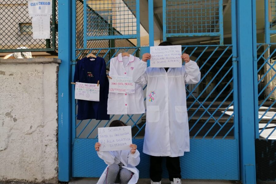 Riapertura scuole elementari a rischio: “In Campania troppi giovani contagiati”