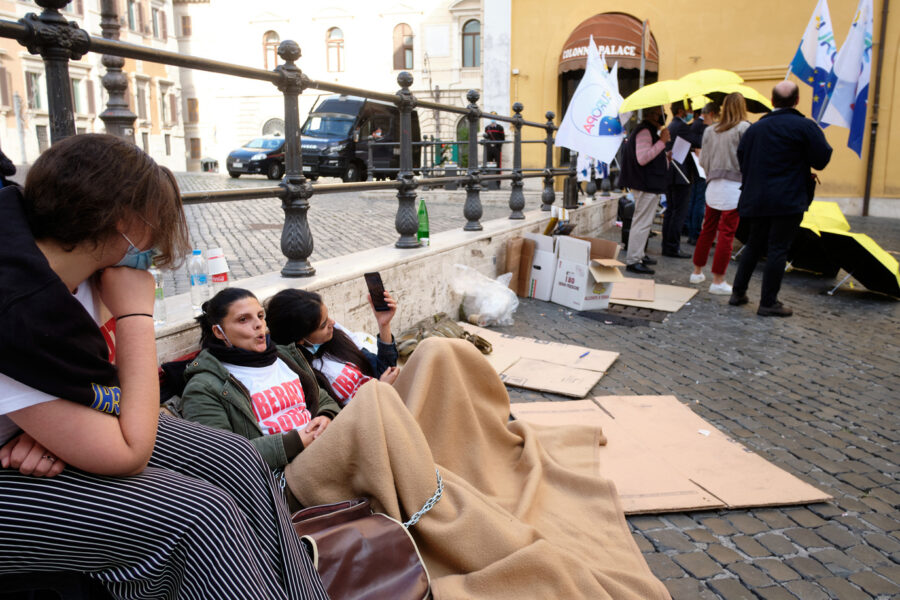 La protesta davanti Montecitorio dei familiari dei pescatori di Mazara del Vallo