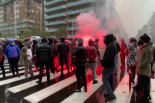 “Venite fuori”, fumogeni sotto la sede della Regione: la protesta a Milano