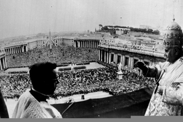 Giovanni XXIII e Francesco, quelle carezze di cui il mondo ha bisogno