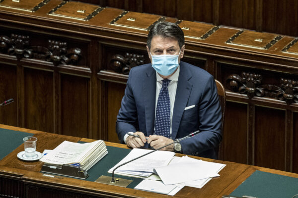 Conte tranquillizza, ma i partiti non gli credono: “Presto nuovo lockdown”