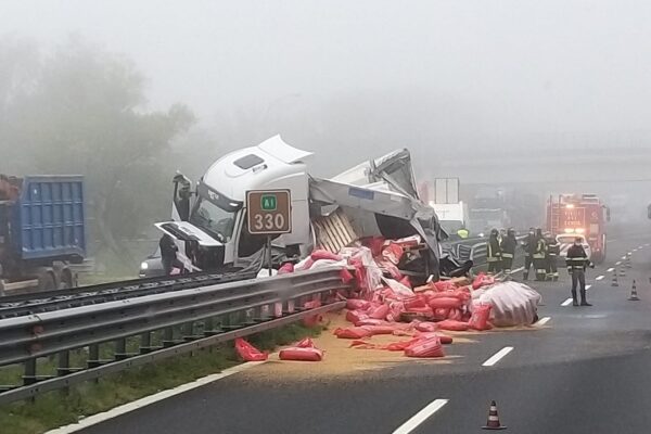 Tir si schianta contro lo spartitraffico e perde il carico: traffico in tilt sull’A1 verso Roma