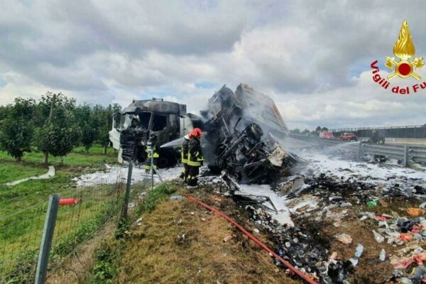 Fiamme sull’A1, rogo dopo schianto tra camion e autocisterna: un morto
