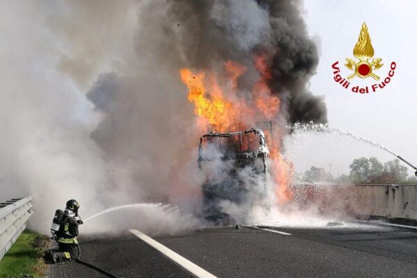 Fiamme e tamponamento a catena tra 3 tir sull’A4: ustionato un camionista e autostrada chiusa
