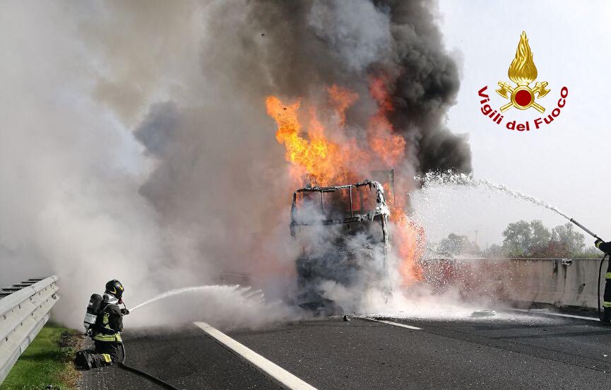 Fiamme e tamponamento a catena tra 3 tir sull’A4: ustionato un camionista e autostrada chiusa