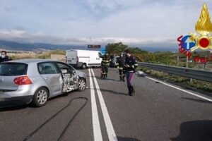 Grave incidente in Sicilia, sei feriti nella carambola tra auto e furgone: elisoccorso per una bambina
