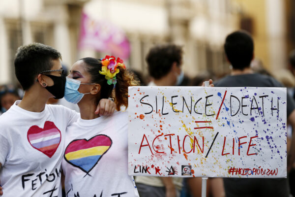 Legge anti-omofobi, primo ok alla Camera