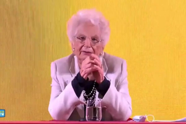 Liliana Segre nella sua ultima testimonianza pubblica: “Ci gridavano qui êtes vous?” Liliana Segre nella sua ultima testimonianza pubblica: “Ci gridavano qui êtes vous?”