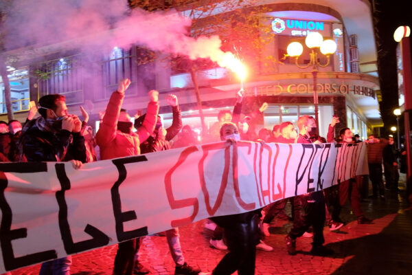 “Non possiamo morire di covid ma nemmeno di fame”: i cittadini scendono in piazza contro le restrizioni