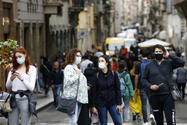 Covid, l’ondata di contagi non si arresta: con 28mila nuovi casi è record del 2021, altre 4 Regioni in zona gialla