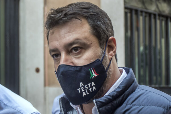 Tre deputati di Forza Italia passano con la Lega, ma Salvini strillava “fuori dalle pa**e” a chi cambiava partito Tre deputati di Forza Italia passano con la Lega, ma Salvini strillava “fuori dalle pa**e” a chi cambiava partito