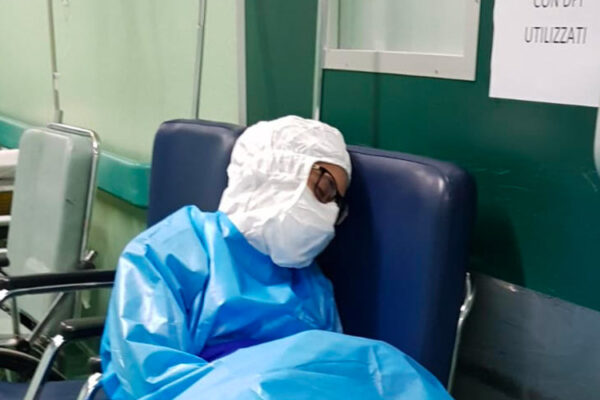 Con la seconda ondata torna la solitudine degli infermieri eroi