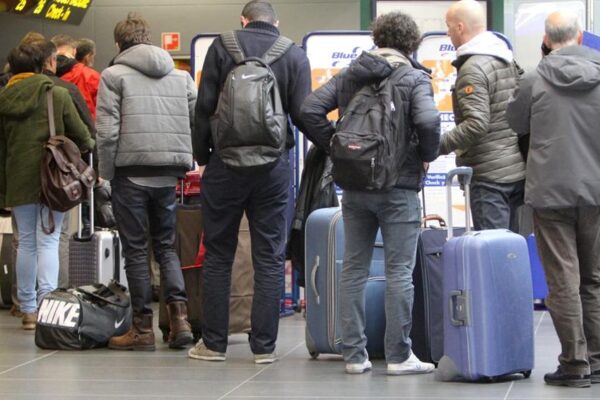 Italiani all’estero, sono 5 milioni e mezzo, giovani e istruiti: ma i ‘cervelli in fuga’ sono una bufala