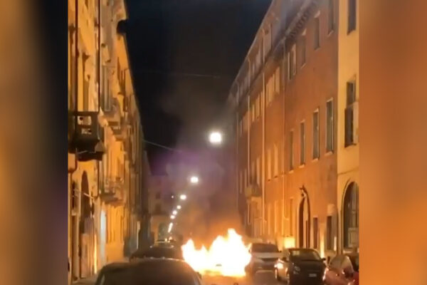Il video dei monopattini in fiamme a Torino per le proteste