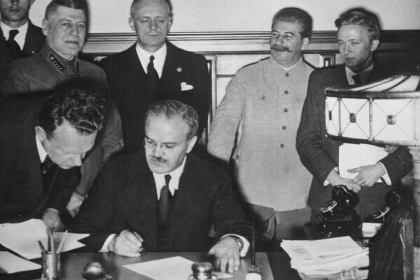 Così Hitler si prese gioco di Stalin e catturò suo figlio Così Hitler si prese gioco di Stalin e catturò suo figlio