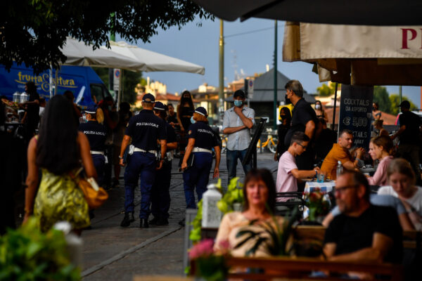 Dallo stop all’alcol (fino alle 21) al calcetto, alla quarantena ridotta: ecco il nuovo dpcm