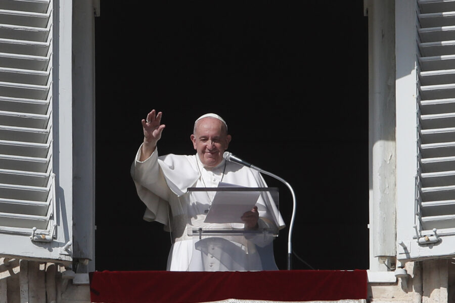 Papa Francesco respinge le critiche: “Penso solo a fare il bene”
